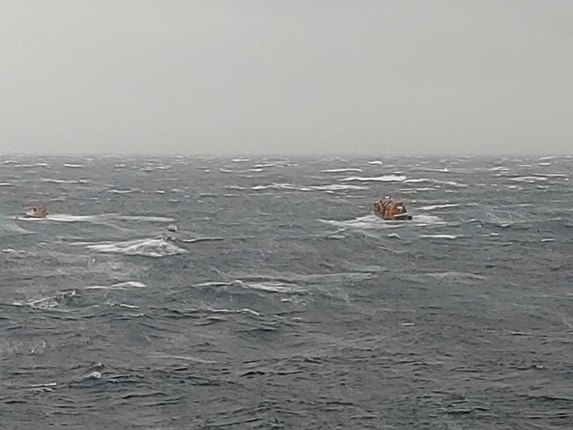 ▲ 조업 중 침몰한 어선(왼쪽)과 승선원 전원을 구조한 선박(오른쪽) 모습.ⓒ포항해경