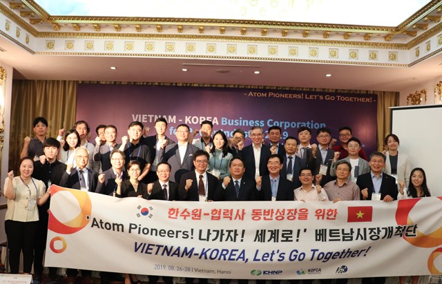 ▲ 베트남 하노이 그랜드 플라자호텔에서 열린 '한수원 시장개척단 출정식'에서 시장개척단 참가자들이 파이팅을 외치고 있다.ⓒ한수원