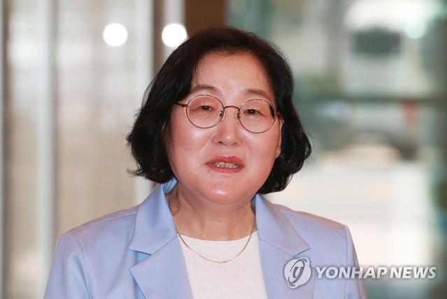 ▲ 이정옥 여성가족부 장관 후보자의 자녀도 고등학교 3학년 때 책을 발간하고 이듬해 명문대에 입학하는 등 부모의 조력 없이는 불가능한 스펙 쌓기로 대학에 입학했다는 의혹이 제기되고 있다. 사진은 이정옥 여성가족부 장관 후보자가 10일 오후 서울 종로구 이마빌딩에 마련된 사무실로 출근하며 소감을 밝히는 모습.ⓒ연합뉴스