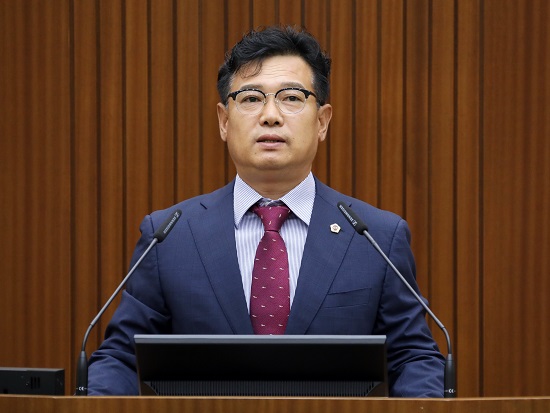 ▲ 세종시의회 김원식 의원(조치원 죽림·번암)이 27일 열린 제57회 임시회 1차 본회의에서 ‘세종시 재정 이대로 괜찮은가?’라는 제목으로 5분 자유발언을 하고 있다.ⓒ세종시의회