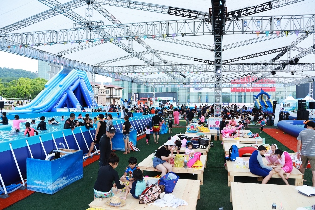 ▲ 경주엑스포 여름Pool축제에 참가한 관광객들이 휴가를 즐기고 있다.ⓒ경주엑스포