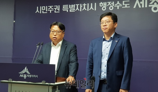 ▲ 정의당 세종시당 이혁재 위원장(오른쪽)과 한영수 한림개발 대표(왼쪽)가 27일 세종시청 브리핑룸에서 기자회견을 열고 골재채취 과정에서 전직 세종시청 공무원 G씨와 K씨 등에 뇌물을 줬다고 폭로하고 있다.ⓒ김동식 기자