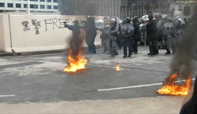 ▲ 24일 쿤통 (觀塘) 시위에서 화염병 공격을 받은 경찰ⓒ허동혁