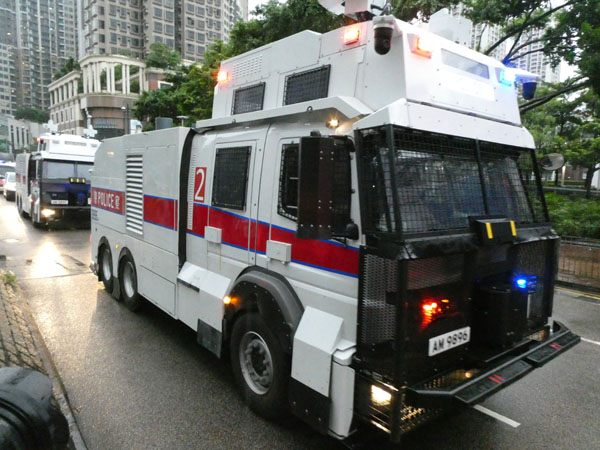 ▲ 25일 츈완시위에 처음 등장한 물대포차. 메르세데스 벤츠 제작, 대당 약 25억 8천만원ⓒ허동혁