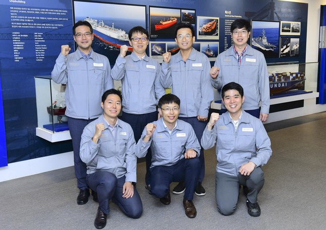 ▲ ‘제 118회 기술사 시험’에서 조선기술사에 합격한 현대중공업 직원들.ⓒ현대중공업