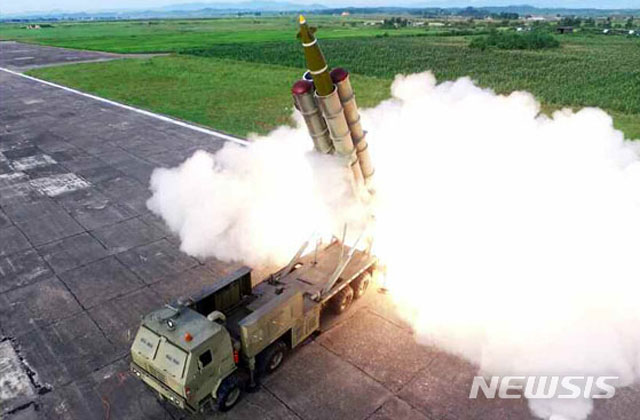 ▲ 북한이 지난 25일 선전매체를 통해 공개한 '초대형 방사포' 사진. ⓒ뉴시스. 무단전재 및 재배포 금지.