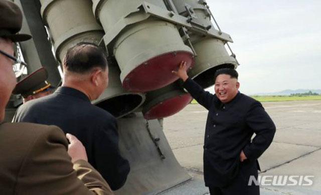 ▲ 북한 선전매체가 공개한 사진 가운데 김정은이 방사포 발사관에 손을 얹은 모습. 그 직경을 가늠할 수 있다. ⓒ뉴시스. 무단전재 및 재배포 금지.