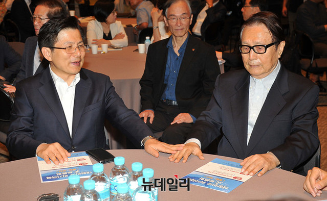 ▲ 담소를 나누는 황교안 자유한국당 대표와 박찬종 전 의원. ⓒ이기륭 기자