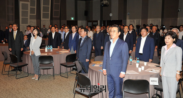 ▲ 27일 프레스센터에서 열린 대한민국 위기극복 대 토론회에서 참석자들이 애국가를 제창하는 모습. ⓒ이기륭 기자