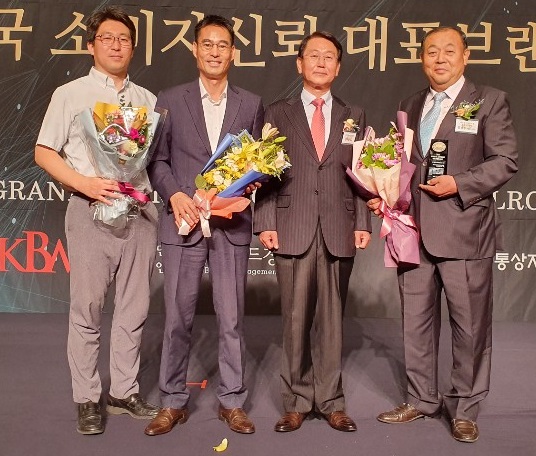 ▲ 충남도 쌀 브랜드인 청풍명월 골드가 소비자가 뽑은 전국 최고의 쌀로 등극했다. ‘2019년 대한민국 소비자 신뢰 대표 브랜드 대상’ 시상식장면.ⓒ충남도