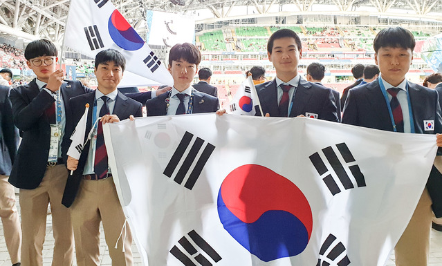 ▲ ‘제 45회 국제기능올림픽’ 현대중공업 대표 선수단 (왼쪽부터 임채원, 최원진, 조우의, 신동민, 정득희 씨).ⓒ현대중공업