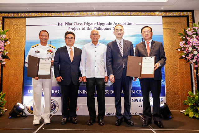 ▲ 한화시스템이 27일 필리핀 마닐라에서 필리핀 해군에 함정 전투체계를 공급하는 300억 규모 계약을 필리핀 국방부와 체결했다. (왼쪽부터 버나드 발렌시아(Bernard N. Valencia) 필리핀 해군사업단장, 이성수 한화디펜스 대표이사, 델핀 로렌자나(Delfin N. Lorenzana) 필리핀 국방장관, 왕정홍 방위사업청장, 장시권 한화시스템 대표이사).ⓒ한화시스템