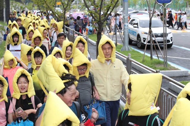 ▲ 시설물의 본연의 목적에 맞게 초등학생 100여명과 시민 150여명이 참여하는 지진대피 시범 현장훈련을 실시했다.ⓒ포항시