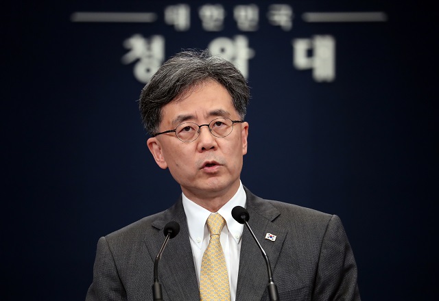 ▲ 김현종 국가안보실 2차장이 28일 청와대 춘추관에서 '일본 정부의 백색국가(화이트리스트;수출 심사 간소화 우대국 명단) 한국 배제 조치 시행' 관련 브리핑을 하고 있다. ⓒ뉴시스