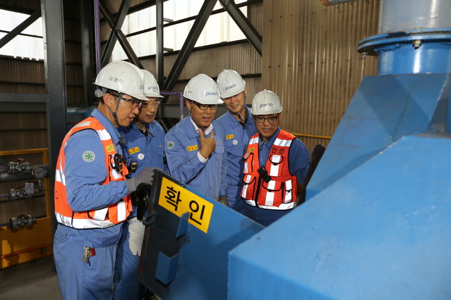 ▲ 최정우 포스코 회장이 27일 포항제철소 파이넥스 성형탄 공장을 방문해 직원들을 격려했다ⓒ포스코