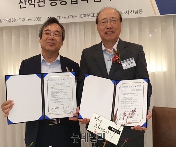 ▲ 한국공업학회 충북지부(지부장 김재용)와 충북과학기술포럼(회장 남창현)은 28일 충북 청주시 서원구 ‘트리 제이 더 테라스’에서 ‘2019 충청북도 과학기술 발전을 위한 산학관 공동 협약식’을 했다.ⓒ박근주 기자