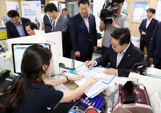 ▲ 양승조 충남도지사가 28일 도청에서 ‘농협-아문디(NH-Amundi) 필승코리아 주식형 펀드’에 가입하고 있다.ⓒ충남도