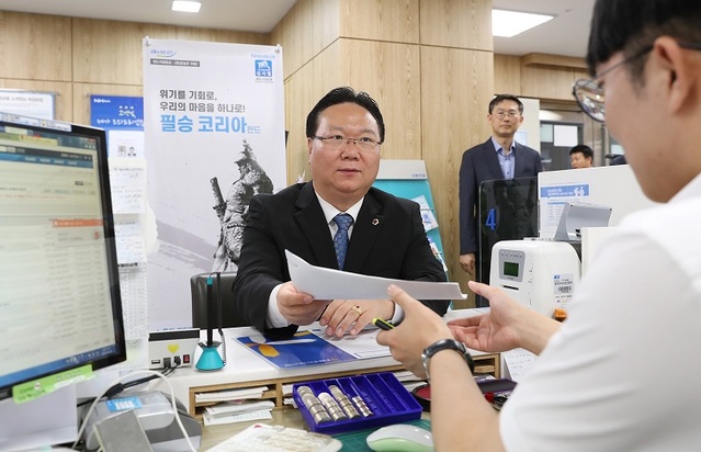 ▲ 유병국 충남도의장이 28일 도청에서 ‘농협 아문디(NH-Amundi) 필승코리아 펀드’에 가입하고 있다. ⓒ충남도의회