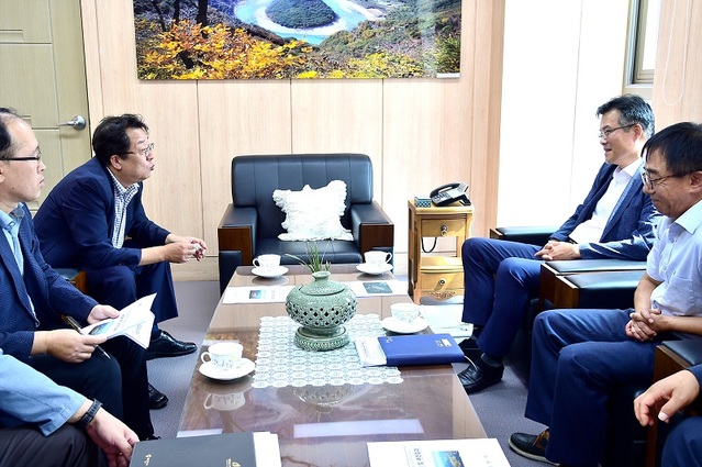 ▲ 이상천 제천시장이 28일 박연재 원주지방환경청장 면담 장면.ⓒ제천시