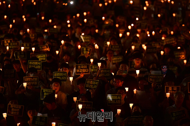 ▲ 서울대 학생들이 조국 법무부 장관 후보자를 규탄하는 두 번째 촛불집회를 열었다. 집회 참가자들이 손에 든 촛불이 늦은 저녁 아크로 광장을 환하게 밝히고 있다.ⓒ정상윤 기자