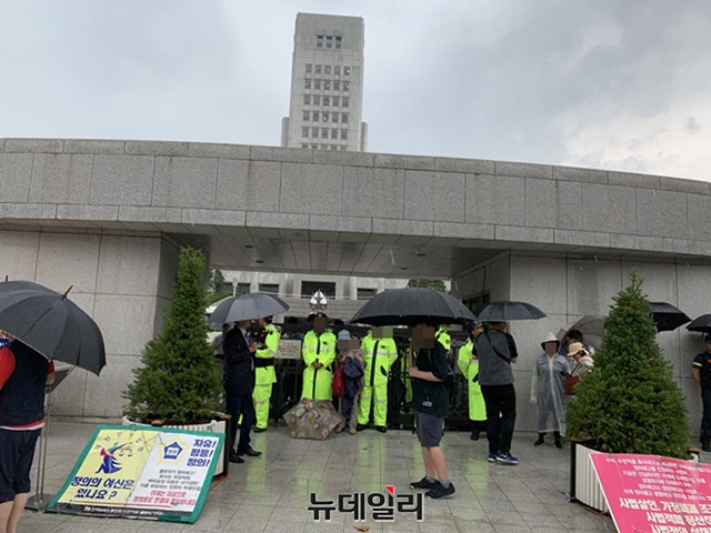 ▲ 29일 국정농단 최종심 방청을 위해 대법원 앞에서 대기하는 시민들. ⓒ이성진 기자