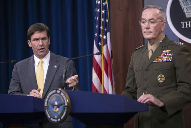 ▲ 지난 28일 미국 국방부에서 열린 기자회견. 마크 에스퍼 장관의 첫 공식 기자회견이었다. 오른쪽은 미국 합참의장인 조셉 던포드 해병대장. ⓒ뉴시스 AP. 무단전재 및 재배포 금지.