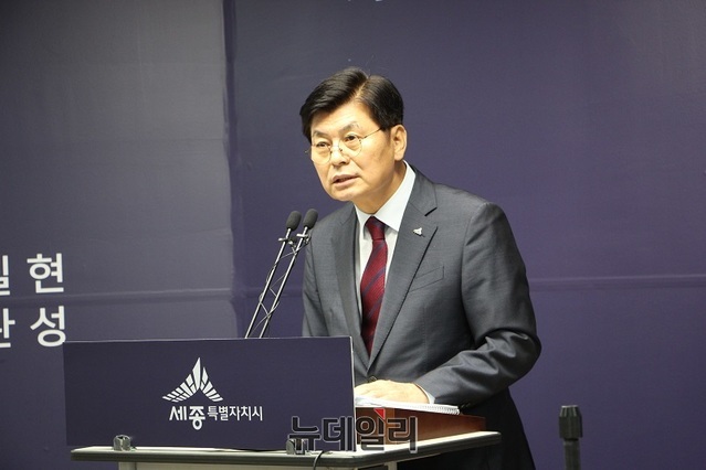 ▲ 토석채취 인·허가 등과 관련해 세종시청 공무원에게 뇌물 9억 원을 줬다는 정의당 세종시당과 한영수 한림개발 대표의 폭로와 관련, 이춘희 세종시장이 29일 정례브리핑을 통해 자신의 입장을 밝히고 있다.ⓒ김동식 기자