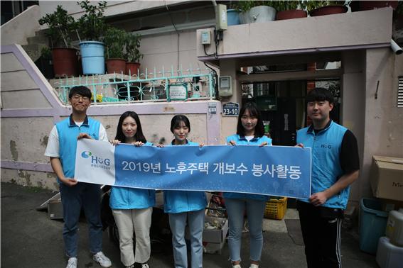 ▲ HUG 임직원과 소속 대학생 봉사단이 부산 노후주택을 찾아 개보수하는 봉사활동을 실시하고 기념촬영하고 있다.ⓒHUG