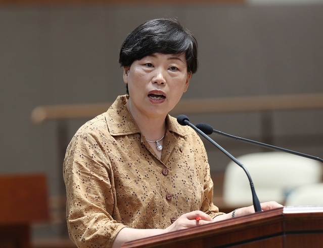 ▲ 29일 열린 충남도의회 임시회에서 도정질의를 하고 있는 양금봉 의원.ⓒ충남도의회