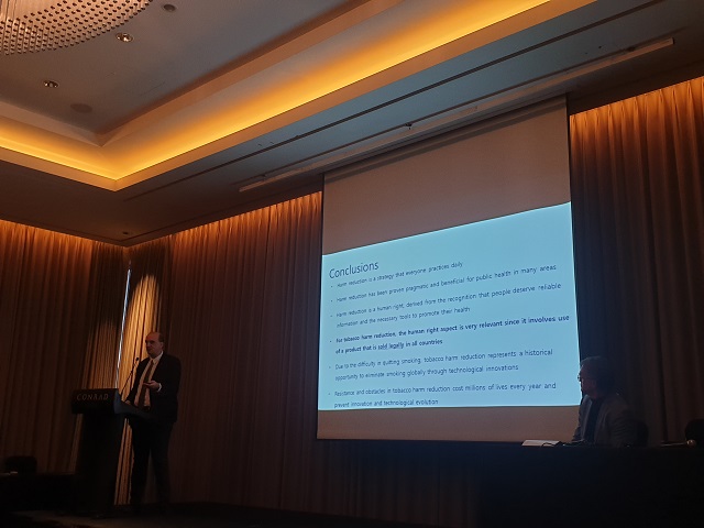 ▲ 콘스탄티노스 파리살리노스 그리스 오나시스 심장외과센터 심장전문의 교수가 29일 오후 콘래드 서울에서 궐련형 전자담배의 위해감축 효과에 대해 발표하고 있다. ⓒ임소현 기자