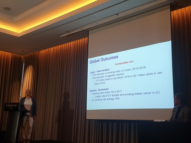 ▲ 캐리 웨이드 박사가 29일 오후 콘래드서울에서 궐련형 전자담배의 위해 감축 효과에 대해 설명하고 있다. ⓒ임소현 기자