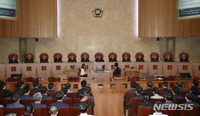 ▲ 29일 오후 서울 서초구 대법원에서 열린 박근혜 전 대통령, '비선 실세' 최순실, 이재용 삼성전자 부회장이 연루된 '국정농단' 사건 상고심에서 김명수 대법원장이 선고를 시작하고 있다. ⓒ뉴시스