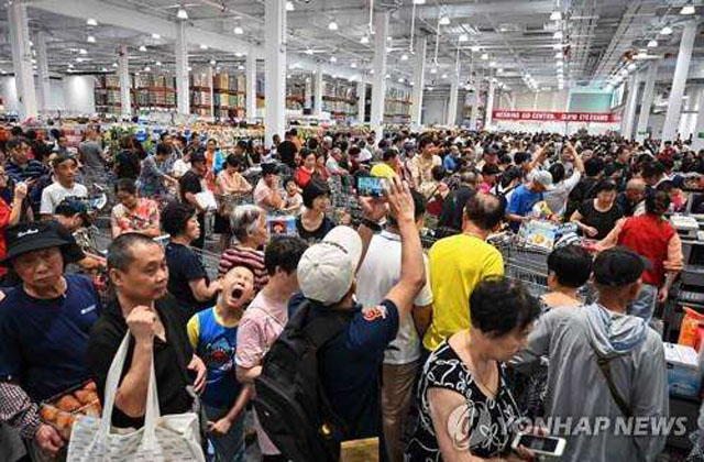 ▲ 중국 상하이 코스트코 개장 첫날 모습. ⓒ연합뉴스. 무단전재 및 재배포 금지.