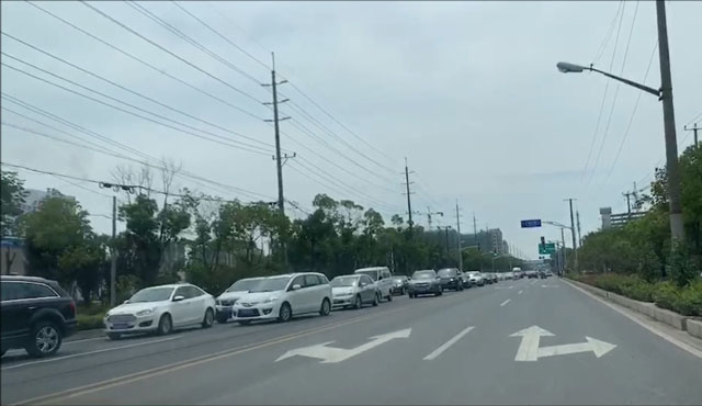 ▲ 상하이 코스트코에 들어가기 위해 줄을 선 차들. ⓒ상하이 시민 제공