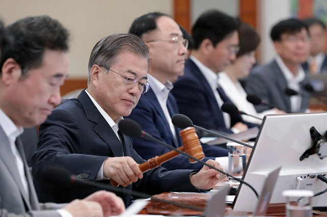 ▲ 문재인 대통령이 29일 청와대에서 임시 국무회의를 주재하고 있다. ⓒ청와대