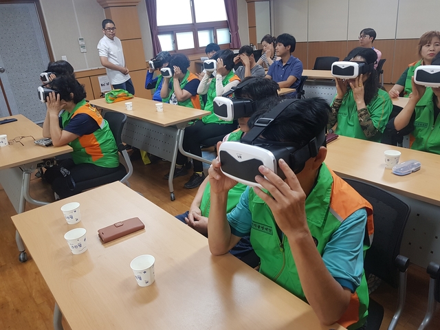 ▲ 경북도는 ‘2019년 지진대비 행동요령 등 도민순회교육’을 갖고 경상북도와 대구경북연구원 재난안전연구센터 주관으로 지난 26일 문경을 시작으로 내년 5월까지 23개 시군 구석구석을 순회하며 개최된다.ⓒ경북도