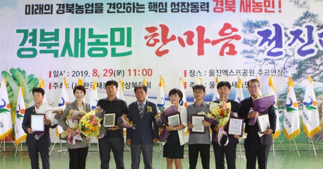 ▲ 권대오 회장(왼쪽에서 4번째)이 헹사에서 감사패 수상자와 단체 기념촬영을 하고 있다.ⓒ경북농협