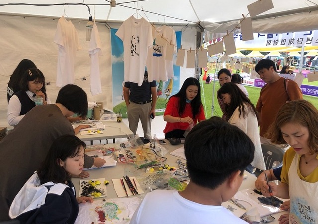 ▲ 중원대학교 총학생회가 ‘2019 괴산고추축제’에서 중원청소년문화복지센터와 함께 ‘나만의 T셔츠 만들기 체험(패션 핸드페인팅)’ 부스를 운영하고 있다.ⓒ괴산군