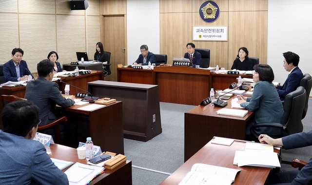 ▲ 세종시의회 교육안전위원회가 29일 제2차 회의를 열고 시민안전실과 소방본부 소관 2019년 행정사무감사를 진행하고 있다.ⓒ세종시의회