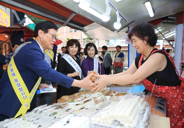 ▲ 김대권 수성구청장을 비롯한 직원 및 지역 주민 등 100여 명은 지난 28일 신매동 신매시장을 방문해 전통시장 활성화를 위한 추석맞이 장보기 행사를 가졌다.ⓒ수성구