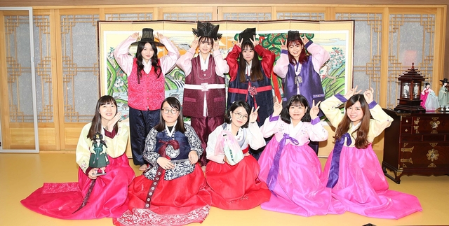 ▲ 영진전문대에서 여름방학 단기연수에 참여한 대만, 일본 학생들이 한국문화체험실에서 한복 체험을 하며 기념촬영에 나선 모습.ⓒ영진전문대