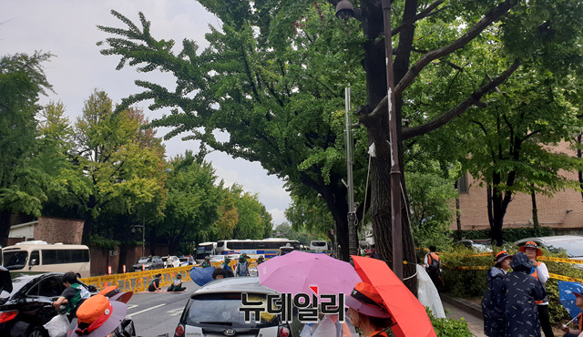 ▲ 시위대와 경찰로 뒤섞인 효자동 거리. ⓒ오승영 기자