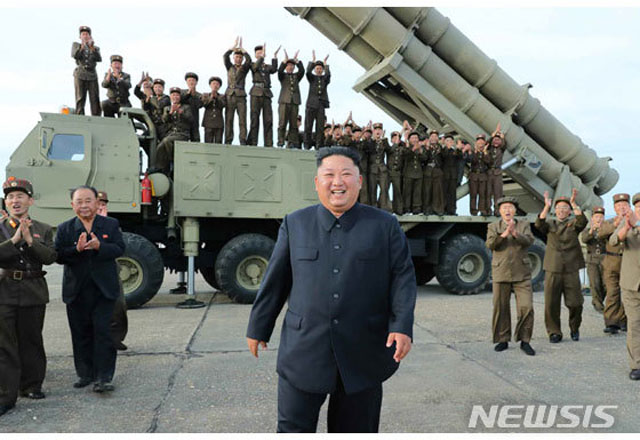 ▲ 지난 24일 초대형 방사포 발사 시험 뒤 활짝 웃는 김정은. ⓒ뉴시스. 무단전재 및 재배포 금지.