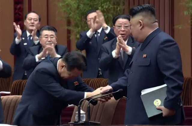 ▲ 지난 4월 12일 최고인민회의 상임위원장이 임명된 최룡해가 김정은과 악수하는 모습. 8월 29일 최고인민회의는 최룡해가 주재했다. ⓒ뉴시스. 무단전재 및 재배포 금지.