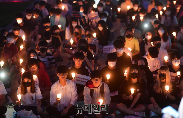 ▲ 조씨의 입학비리를 규탄하기 위해 다시 모인 고려대 재학생 및 졸업생들.ⓒ정상윤 기자