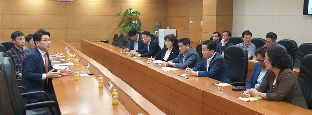 ▲ 김태수 청주시의회 경제환경위원회 위원들이 30일 SK하이닉스 청주사업장을 방문, 간담회를 갖고 있다.ⓒ청주시의회