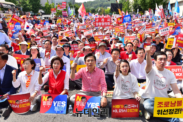 ▲ 자유한국당이 31일 서울 종로 사직공원 앞에서 문재인 정부를 규탄하는 집회를 개최했다. 황교안 대표(오른쪽 세 번째)와 나경원 원내대표(오른쪽 네 번째)가 집회 참가들과 함께 문 정부를 규탄하는 구호를 외치고 있다.ⓒ정상윤 기자
