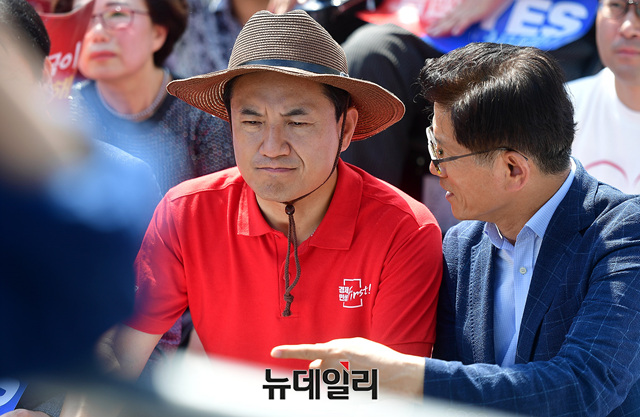 ▲ 김진태 자유한국당 의원(왼쪽)과 김문수 전 경기지사(오른쪽)가 31일 오후 서울 종로구 사직공원 앞에서 열린 문재인 정권 규탄 집회에 참석해 대화를 나누고 있다.ⓒ정상윤 기자