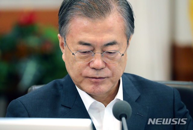 ▲ 문재인 대통령이 29일 청와대 본관에서 국무회의를 주재하고 있다. 국무회의는 매주 화요일마다 문 대통령과 이낙연 국무총리가 격주로 주재한다. 
 ⓒ뉴시스