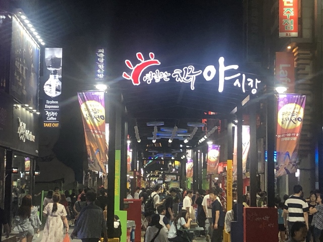 ▲ 지난 7월 26일 개장한 포항중앙상가 ‘영일만친구 야시장’ 모습.ⓒ포항시